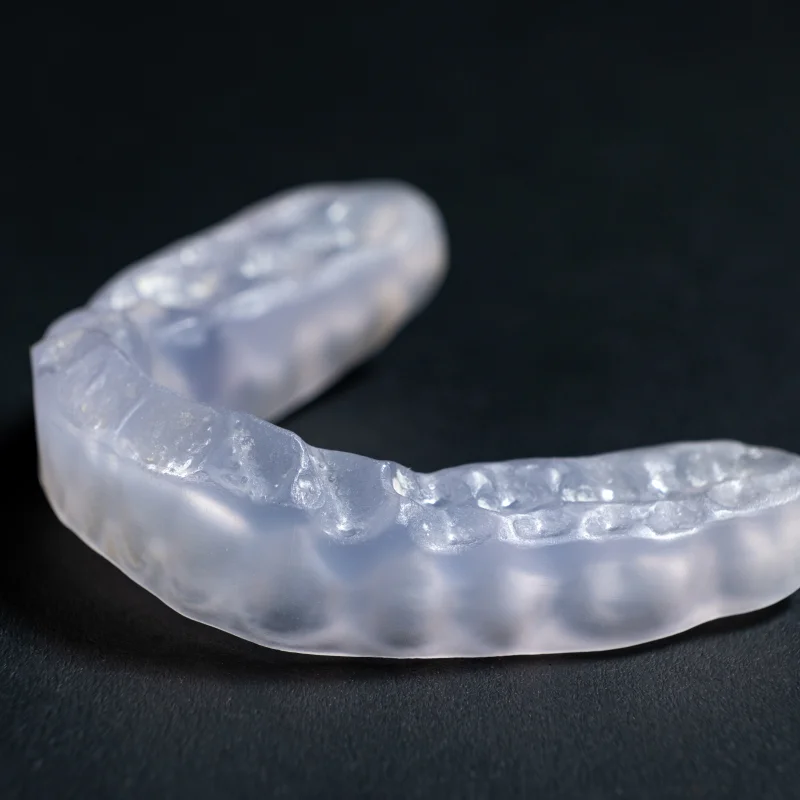 Transparente Aufbissschiene auf weissem Gipsmodell, klare und saubere Darstellung