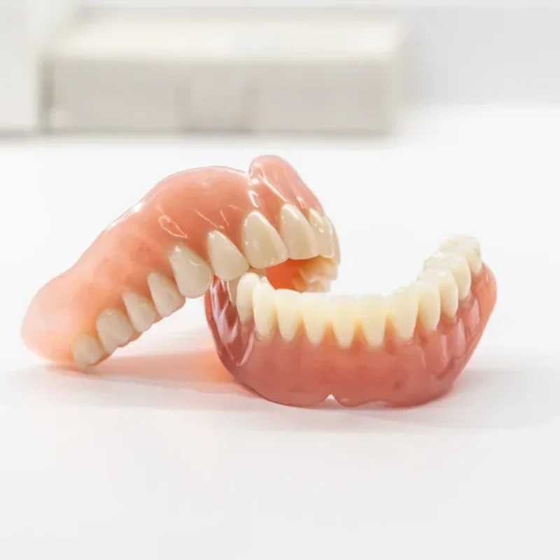 Fertige Totalprothese Oberkiefer, natürliche Zahnaufstellung, rosa Gaumenplatte