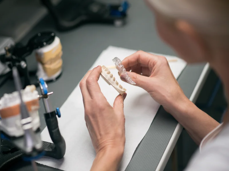 Transparente Aufbissschiene auf Gipsmodell